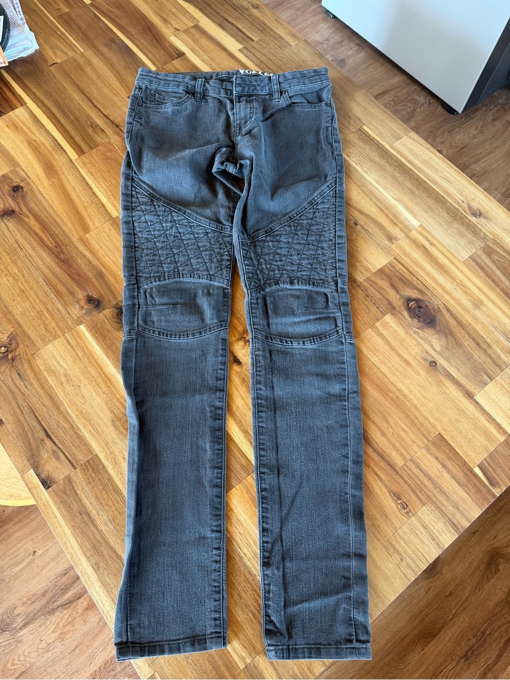 Volcom Black Quilted Knee Skinny Jeans

💥3/$20💥 Bundle!